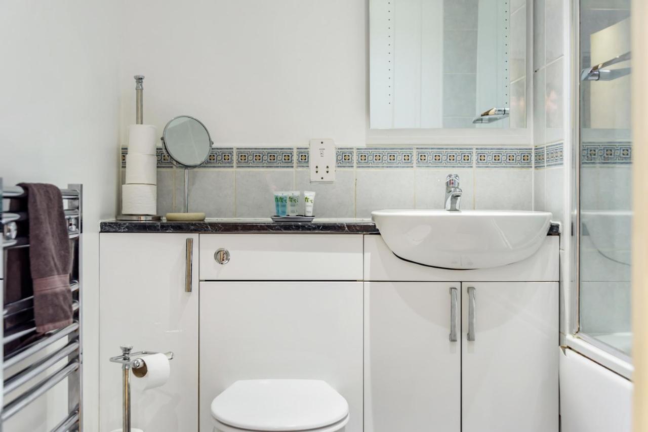 Stylish 2 Bedroom Apartment, Central Exeter, Parking On Site 외부 사진