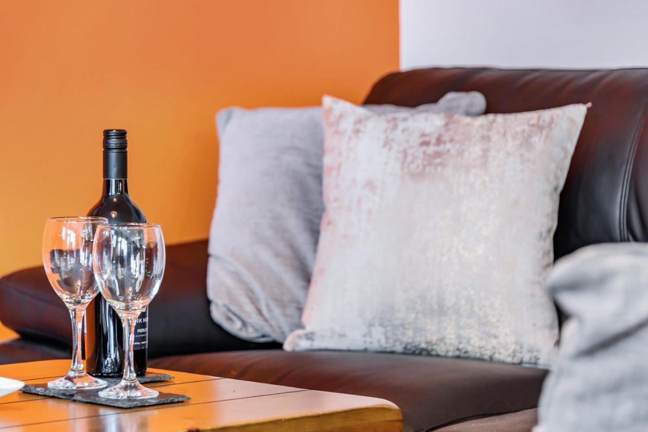 Stylish 2 Bedroom Apartment, Central Exeter, Parking On Site 외부 사진